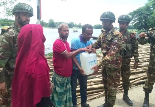 বড়লেখায় বন্যার্তদের মাঝে বিশুদ্ধ পানি সরবরাহ