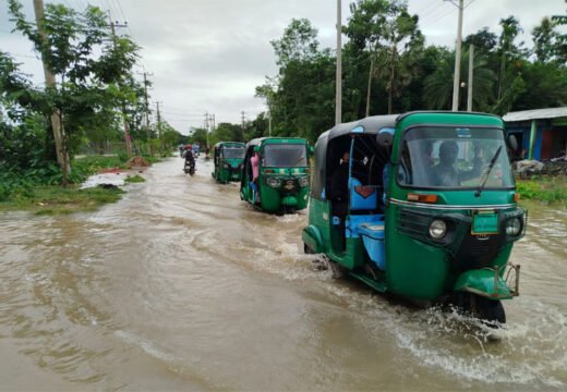 বড়লেখায় ভারি বর্ষণে জলাবদ্ধতা,  যান চলাচল ব্যাহত, জনদুর্ভোগ