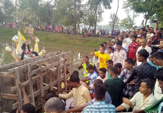 বড়লেখায় প্রতিমা বিসর্জনে মধ্য দিয়ে শেষ হলো দুর্গোৎসব