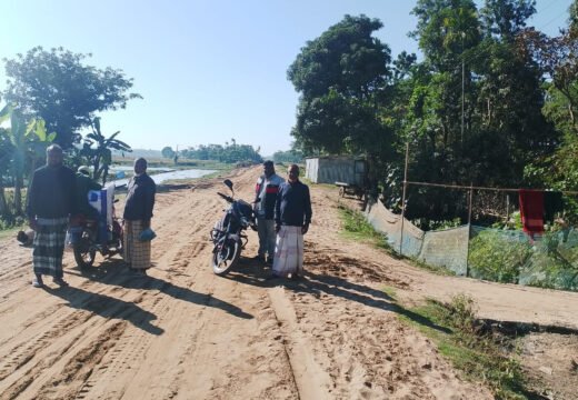 বড়লেখায় রেলপথে হারিয়ে গেল চলাচলের রাস্তাটা কুলাউড়া-শাহবাজপুর রেলপথ সংস্কার ও সম্প্রসারণে চরগ্রাম-শাহবাজপুর রাস্তা নিশ্চিহ্ন