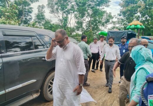 বড়লেখায় চা-বাগানে পরিবার নিয়ে বাণিজ্য উপদেষ্টা শেখ বশির