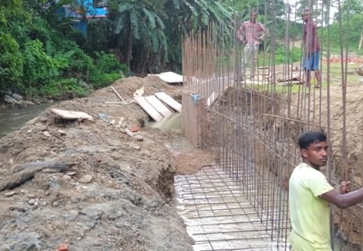 মাধবকুণ্ড ছড়ায় অপরিকল্পিত দেয়াল নির্মাণে ভাঙনের ঝুঁকিতে ১০ খাসিয়া পরিবারের বসতঘর