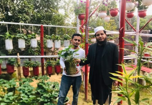 রেজাউলের সবুজ বাগানেই ঝুলছে দেশি-বিদেশি নানা জাতের ফল