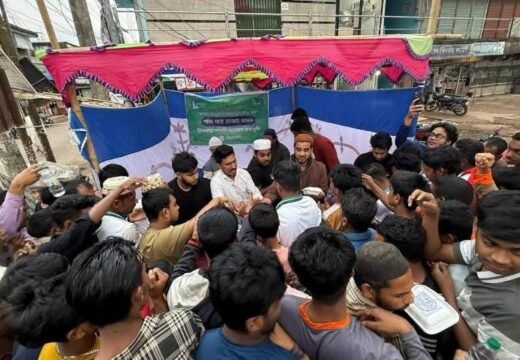 বড়লেখায় কেএসকেপি’র উদ্যোগে ২’শ মানুষের মাঝে ইফতার সামগ্রী বিতরণ