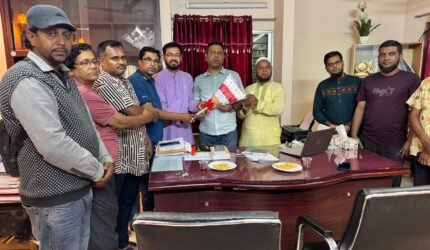 বড়লেখায় ওসির সঙ্গে হাজীগঞ্জ বাজার ব্যবসায়ী সমিতির নেতৃবৃন্দের মতবিনিমিয়