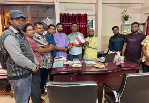 বড়লেখায় ওসির সঙ্গে হাজীগঞ্জ বাজার ব্যবসায়ী সমিতির নেতৃবৃন্দের মতবিনিমিয়