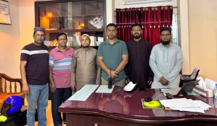 বড়লেখা থানার ওসির সঙ্গে হাজীগঞ্জ বাজার ব্যবসায়ী সমিতির নেতৃবৃন্দের মতবিনিময়