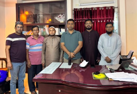 বড়লেখা থানার ওসির সঙ্গে হাজীগঞ্জ বাজার ব্যবসায়ী সমিতির নেতৃবৃন্দের মতবিনিময়