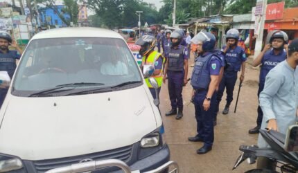 বড়লেখায় আইনশৃঙ্খলা রক্ষায় পুলিশের বিশেষ মহড়া