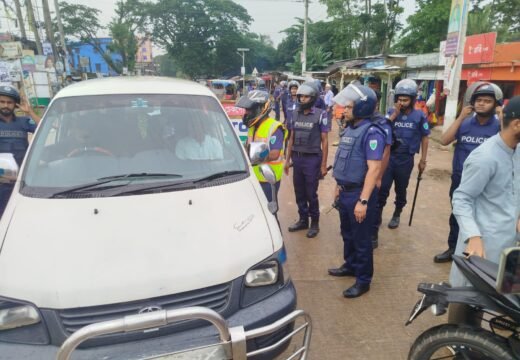 বড়লেখায় আইনশৃঙ্খলা রক্ষায় পুলিশের বিশেষ মহড়া