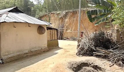 মৌলভীবাজারে পাহাড় ধসে দুর্ঘটনার আশঙ্কা অর্ধলক্ষাধিক মানুষের ঝুঁকিপুর্ণ বসবাস