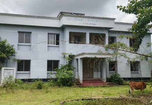 বড়লেখার ছয় বছরেও চালু হয়নি বর্ণি ইউনিয়ন স্বাস্থ্য কেন্দ্র, মাঠে চরে গরু-ছাগল